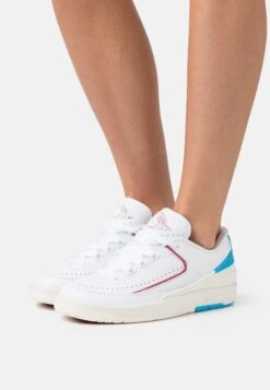 Air Jordan 2 Retro - Trainers - White/Fire Red/Dark Powder Blue