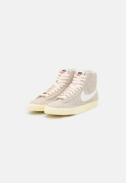 Nike Sportswear W Blazer Mid '77 Vntg - High-Top Trainers - Light Bone/Sail/Alabaster/Black/Team Orange -Famous Lady Shoe Store 34e2bdfb2a26427fbab72bb6cd02b7dc