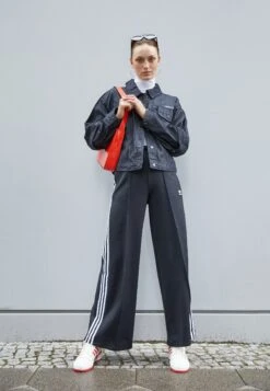 Adidas Originals Forum 84 - Trainers - Off White/Vivid Red -Famous Lady Shoe Store 5bdc78db68054e339176ca6568a27295