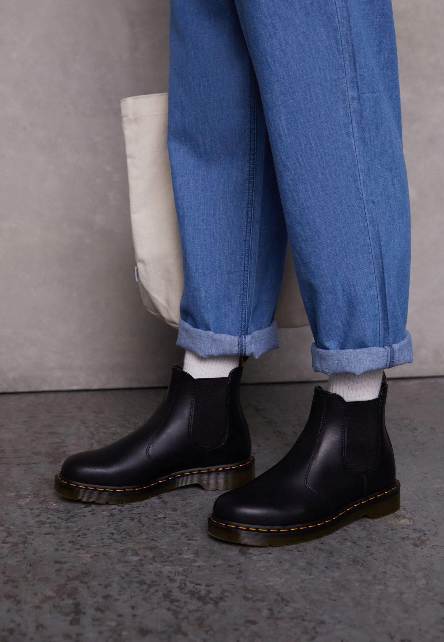 Dr. Martens 2976 Chelsea Vegan - Classic Ankle Boots - Black 2 Dr. Martens 2976 Chelsea Vegan - Classic Ankle Boots - Black - Image 2