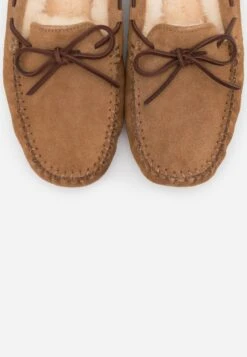 Ugg Dakota - Slippers - Chestnut 15 Ugg Dakota - Slippers - Chestnut -Famous Lady Shoe Store a2f431915bef451fa3b2fb62d6e69f45