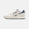 Reebok Classic Classic Leather Unisex - Trainers - Chalk/Vector Navy/Core Black